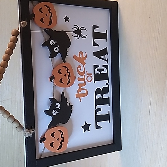 Wooden Trick or Treat Sign w flying Bats & Pumpkins, super cute - Picture 2 of 5